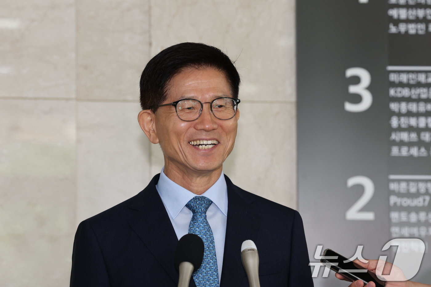 본문 이미지 - 김문수 고용노동부 장관 후보자가 1일 오전 서울 강남구 고용노동부 서울강남노동지청에 마련된 사무실로 출근하며 취재진 질문에 답변하고 있다. 2024.8.1/뉴스1 ⓒ News1 장수영 기자