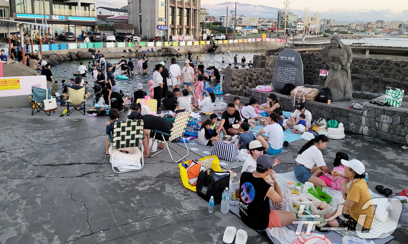 연일 폭염과 열대야가 반복되고 있는 31일 오후 제주시 삼양동 용천수 노천탕인 샛도리물에서 도민들이 더위를 쫓고 있다. 2024.7.31/뉴스1 ⓒ News1 오현지 기자