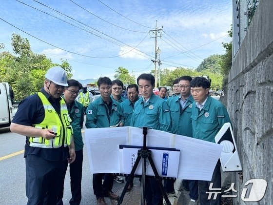 본문 이미지 - 춘천 호우 피해 현장 점검하는 김명선 도 행정부지사 (강원도 제공)/뉴스1