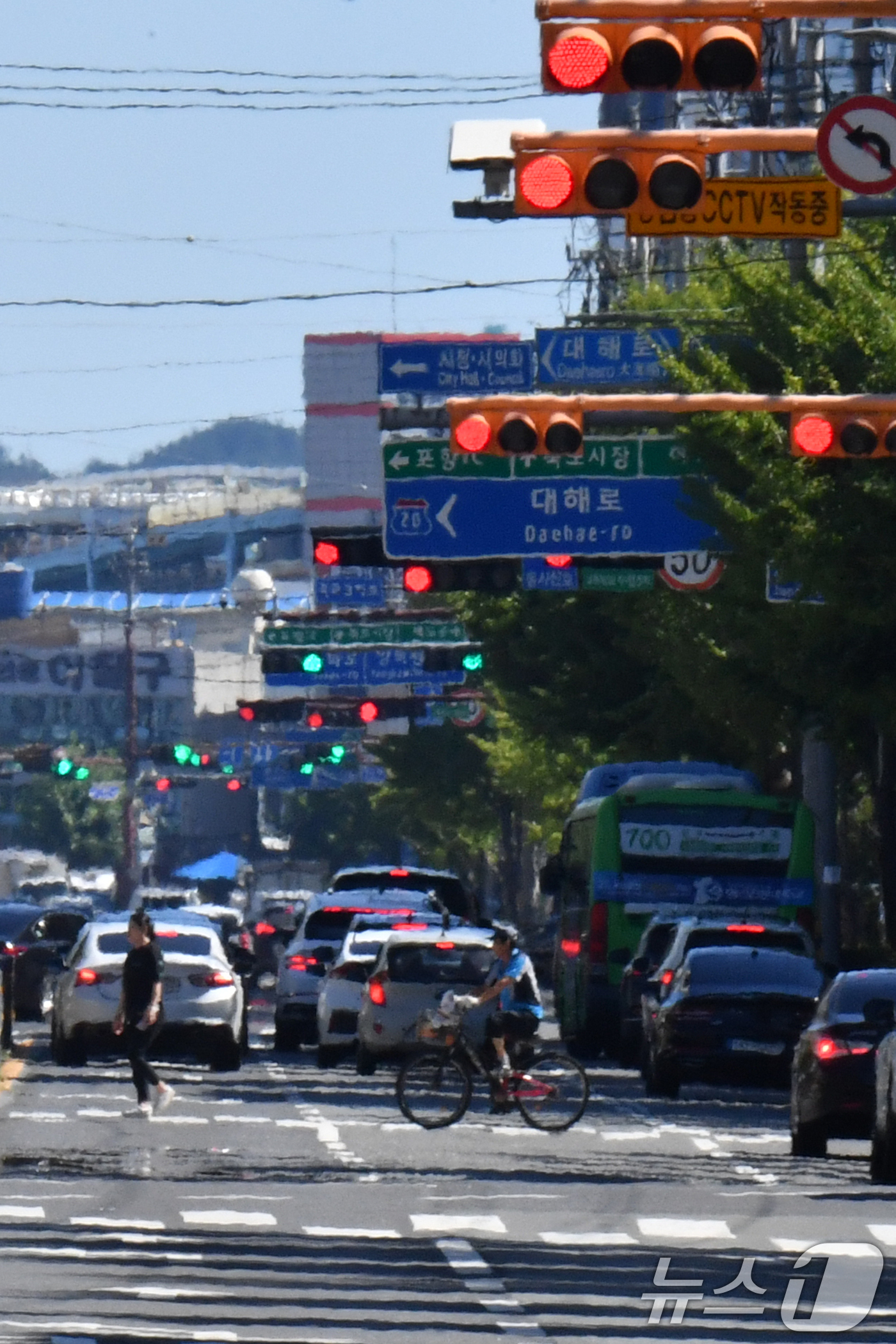 (포항=뉴스1) 최창호 기자 = 경북 포항시 전역에 폭염특보가 발령 중인 1일 오전 포항시 오광장 주변 도로에 아스팔트 위로 아지랑이가 피어 오르고 있다. 2024.8.1/뉴스1