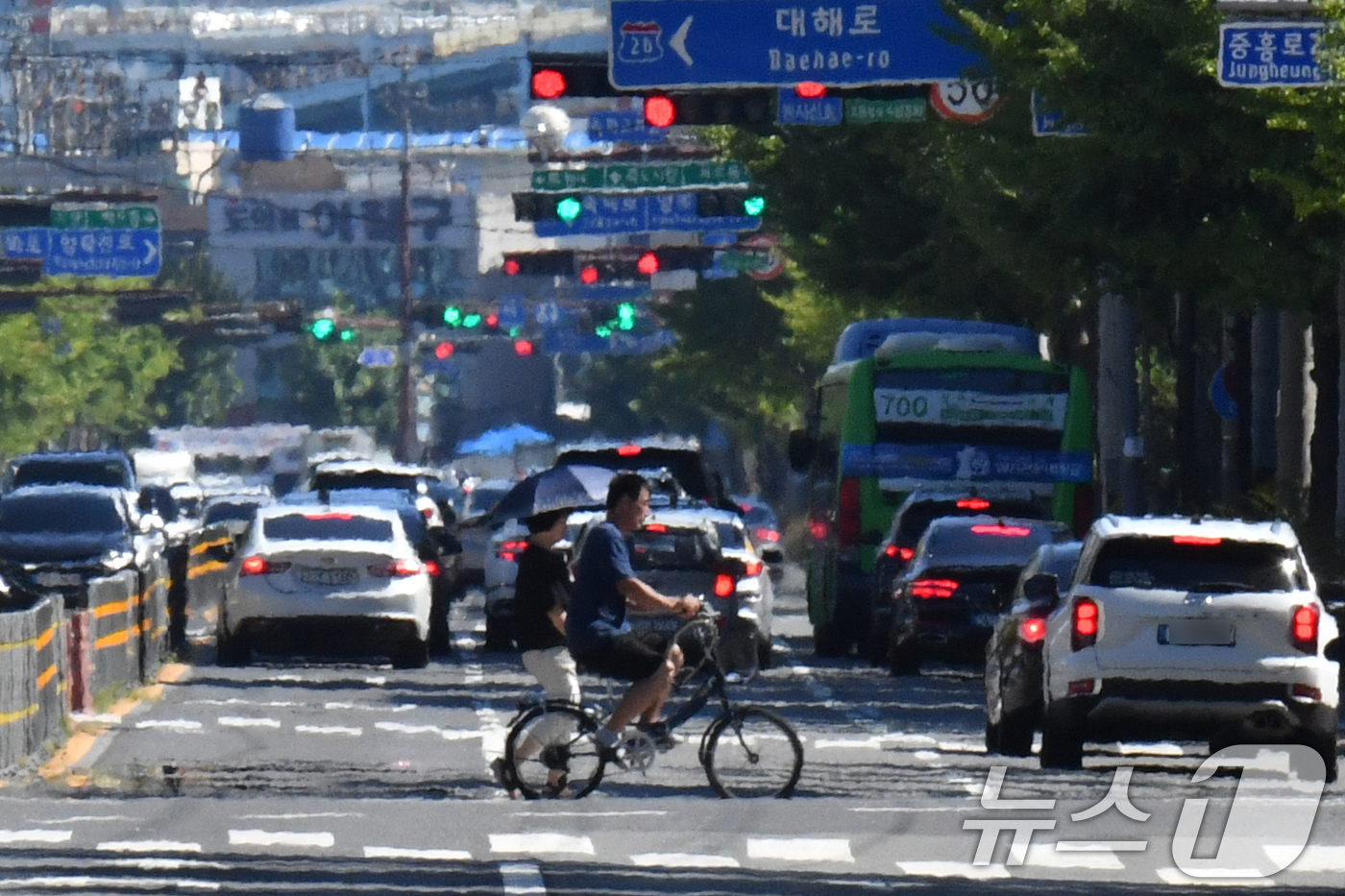 (포항=뉴스1) 최창호 기자 = 경북 포항시 전역에 폭염특보가 발령 중인 1일 오전 포항시 오광장 주변 도로에 아스팔트 위로 아지랑이가 피어 오르고 있다. 2024.8.1/뉴스1