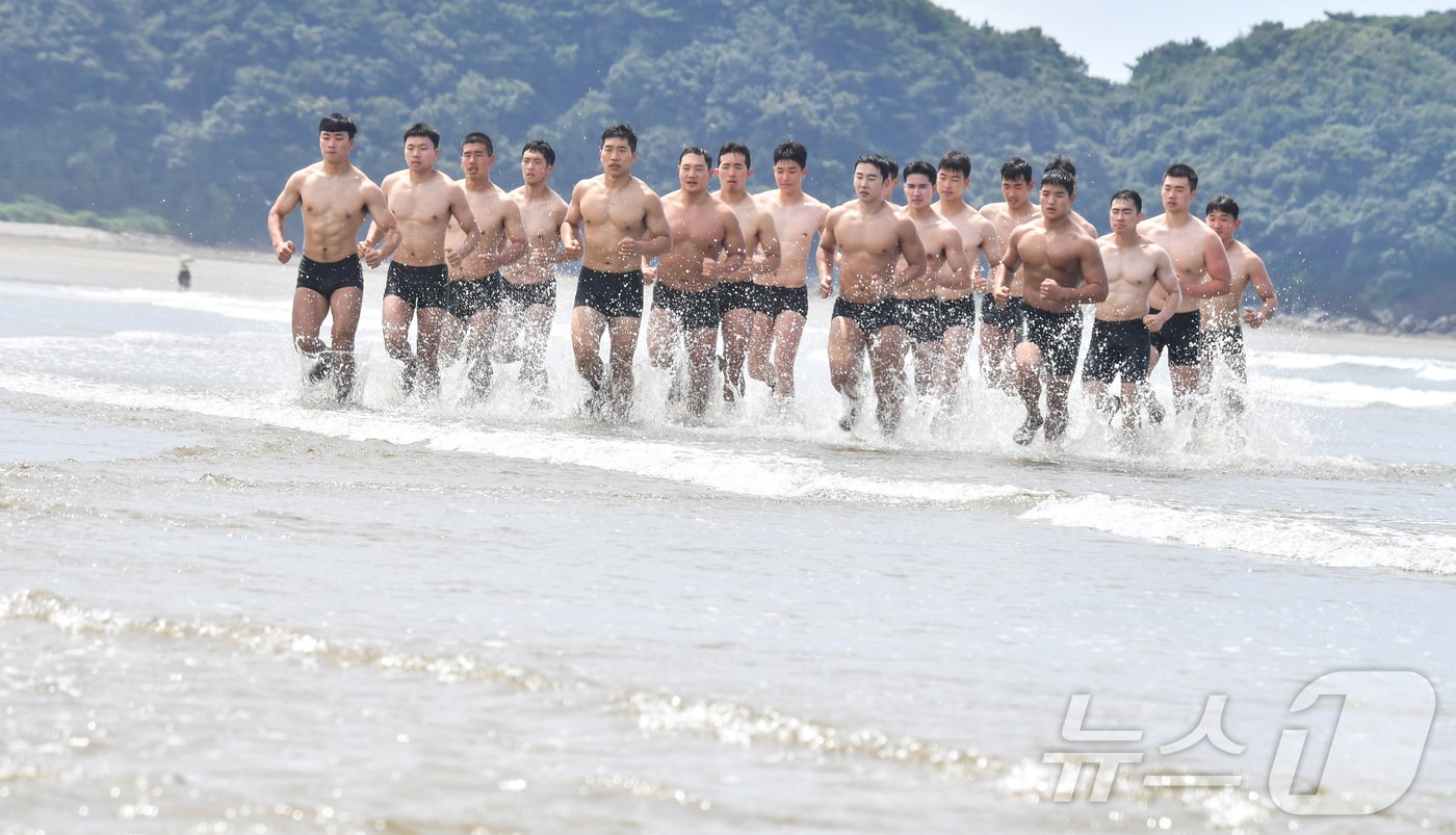 본문 이미지 - 육군 특전사 귀성부대가 지난 7월 22일부터 2주간 충남 태안 안면도 일대에서 해상침투훈련을 실시했다고 1일 밝혔다. 사진은 귀성부대 특전대원들이 서해 해변에서 체력단련을 하는 모습. (육군 제공) 2024.8.1/뉴스1