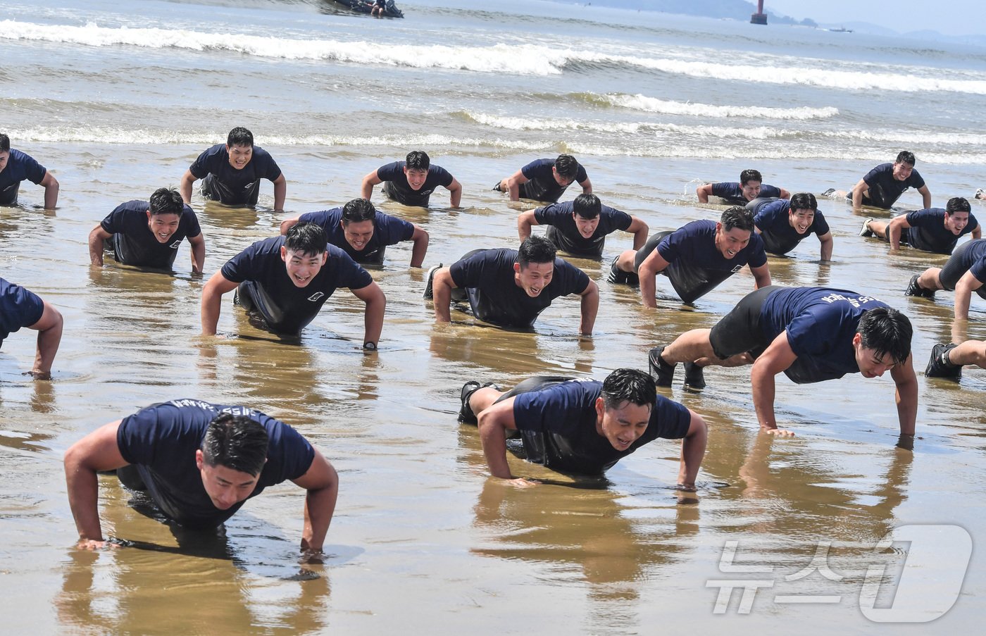 육군 특전사 귀성부대가 지난 7월 22일부터 2주간 충남 태안 안면도 일대에서 해상침투훈련을 실시했다고 1일 밝혔다. 사진은 귀성부대 특전대원들이 서해 해변에서 체력단련을 하는 모습. &#40;육군 제공&#41; 2024.8.1/뉴스1