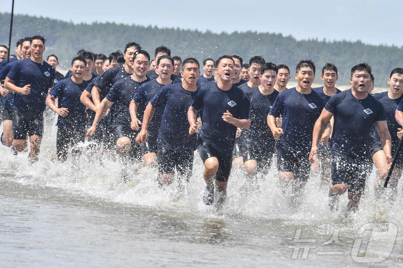 육군 특전사 귀성부대가 지난 7월 22일부터 2주간 충남 태안 안면도 일대에서 해상침투훈련을 실시했다고 1일 밝혔다. 사진은 귀성부대 특전대원들이 서해 해변에서 체력단련을 하는 모습. &#40;육군 제공&#41; 2024.8.1/뉴스1