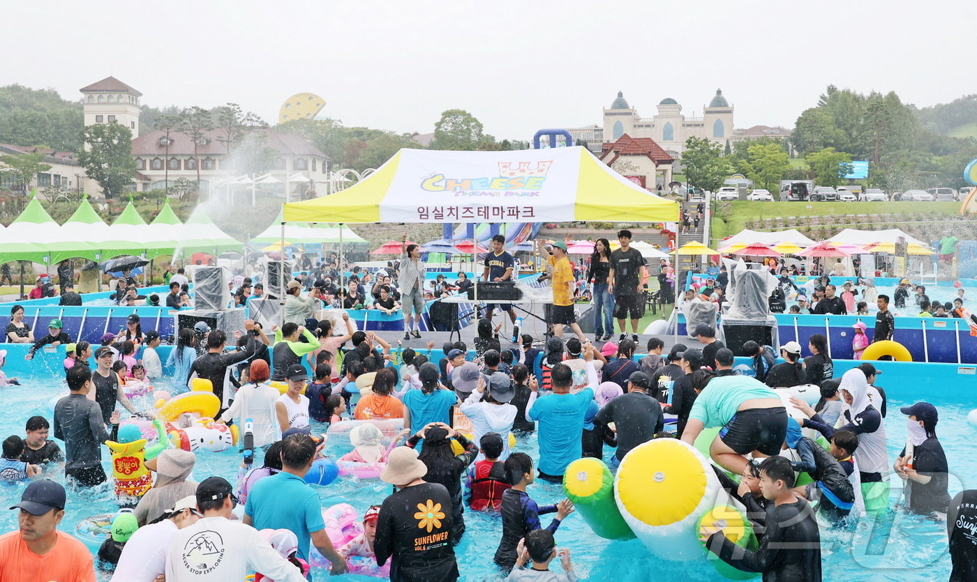 전북자치도 임실군의 대표적 여름 축제인 아쿠아페스티벌에 찾은 어린이들이 신나게 물놀이를 하고 있다.&#40;임실군제공&#41;2024.8.1/뉴스1