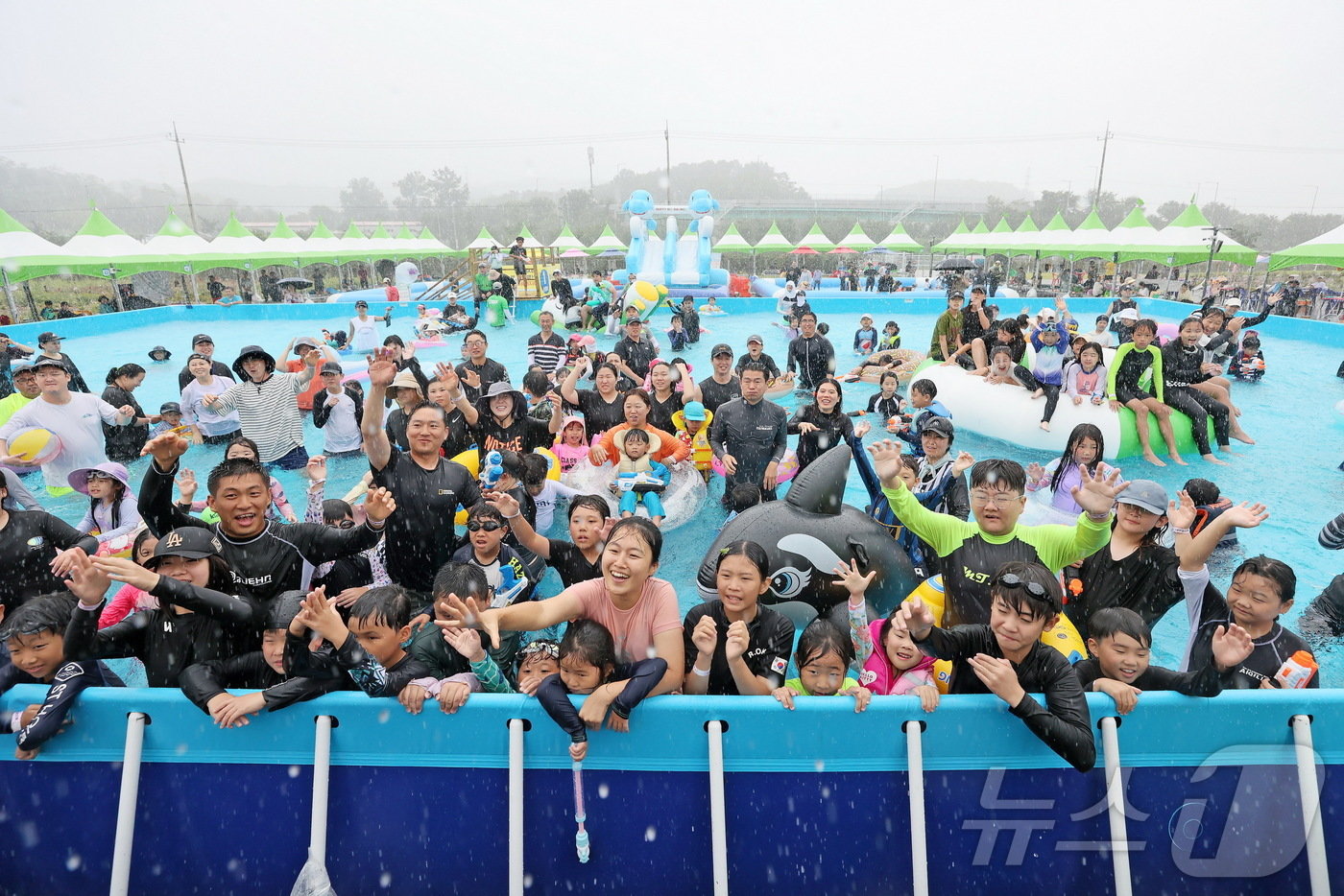 전북자치도 임실군의 대표적 여름 축제인 아쿠아페스티벌에 많은 어린이들이 가족들과 함께 찾아 뜨거운 여름을 즐기고 있다.&#40;임실군제공&#41;2024.8.1/뉴스1