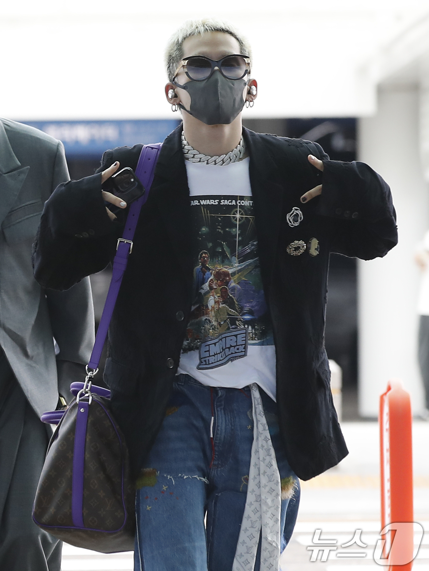 (인천공항=뉴스1) 권현진 기자 = 그룹 트레저(TREASURE) 최현석이 해외 일정을 위해 1일 인천국제공항을 통해 일본으로 출국하고 있다. 2024.8.1/뉴스1