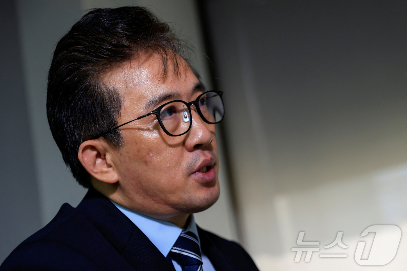 [포토] 외신 인터뷰 하는 탈북 쿠바 외교관 리일규 - 뉴스1