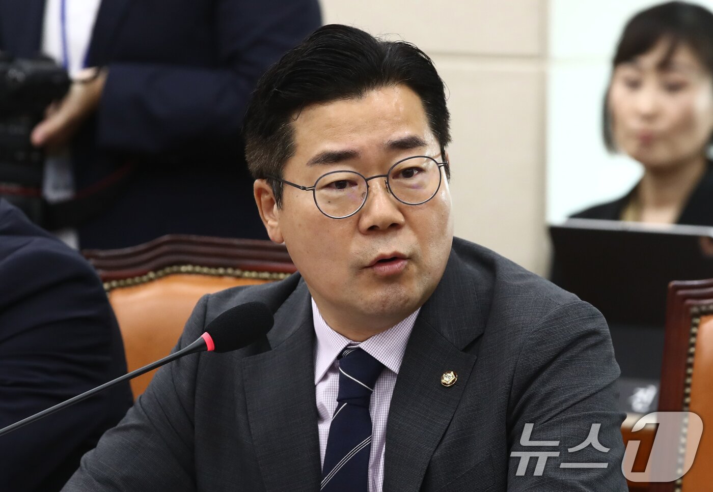 본문 이미지 - 박찬대 더불어민주당 대표 직무대행 겸 원내대표가 1일 오전 서울 여의도 국회에서 열린 국방위원회 첫 전체회의에서 의사진행 발언을 하고 있다. 2024.8.1./뉴스1 ⓒ News1 이광호 기자