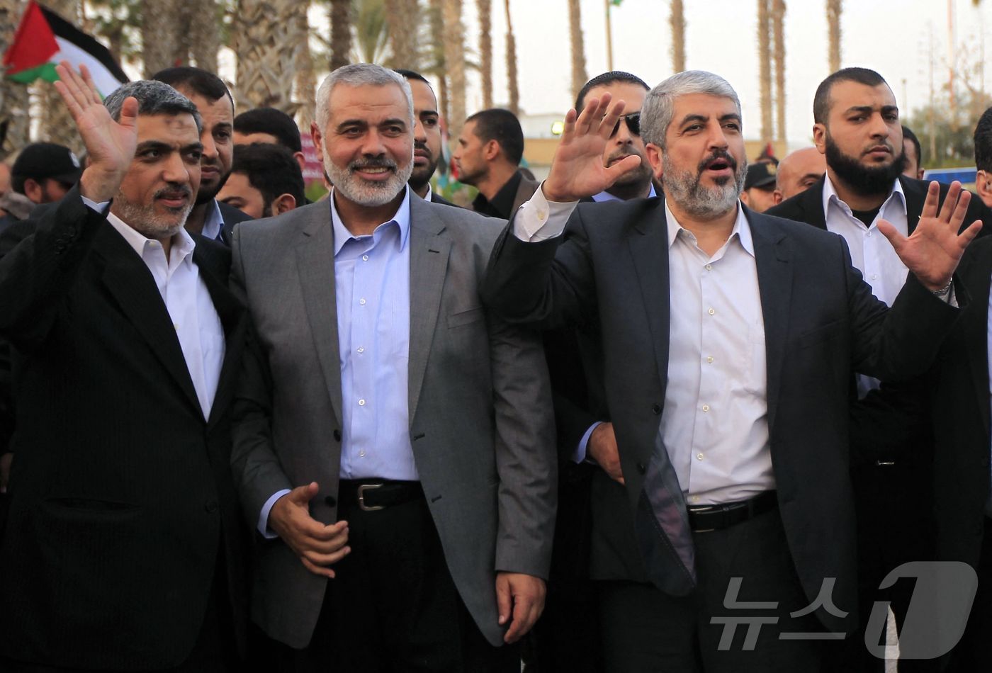 본문 이미지 - 2012년 12월 팔레스타인 무장정파 하마스의 정치 지도자였던 칼리드 마슈알(오른쪽)이 당시 가자지구 지도자 이스마일 하니예 옆에 서서 손을 흔드는 모습<자료사진>. 2012.12.10. ⓒ AFP=뉴스1 ⓒ News1 김종훈 기자