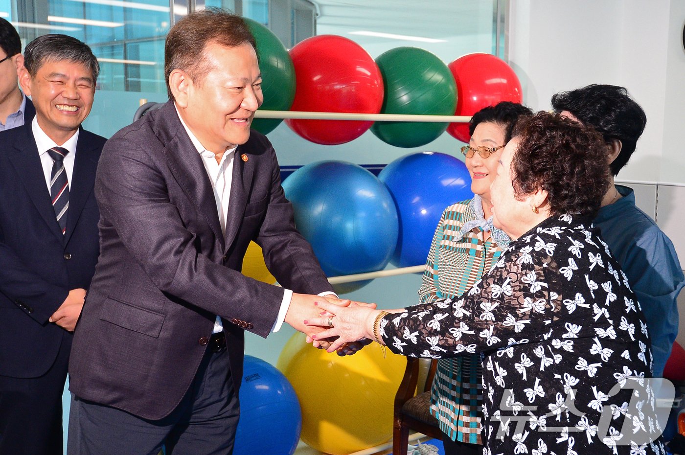 이상민 행정안전부 장관이 1일 오전 광주 서구 화정동 국립국가폭력트라우마치유센터를 찾아 치유 프로그램 참여자들과 인사를 나누고 있다. 2024.8.1/뉴스1 ⓒ News1 이승현 기자