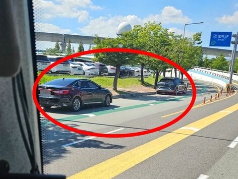 "김해공항 길막 주차 후 해외여행…리무진 진입 못해" 최악 민폐