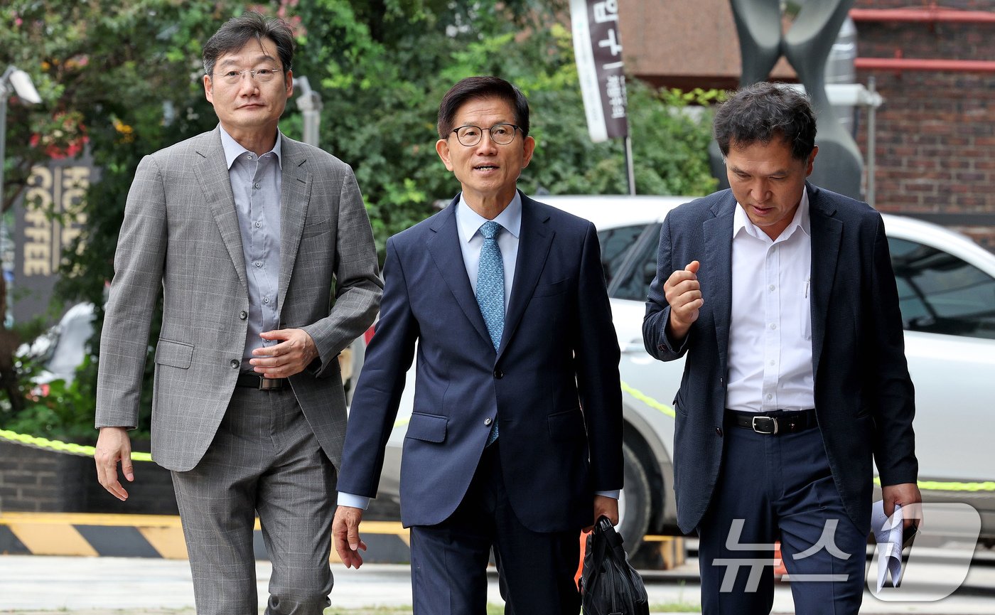 본문 이미지 - 김문수 고용노동부 장관 후보자가 1일 오전 서울 강남구 고용노동부 서울강남노동지청에 마련된 사무실로 출근하고 있다. 2024.8.1/뉴스1 ⓒ News1 장수영 기자