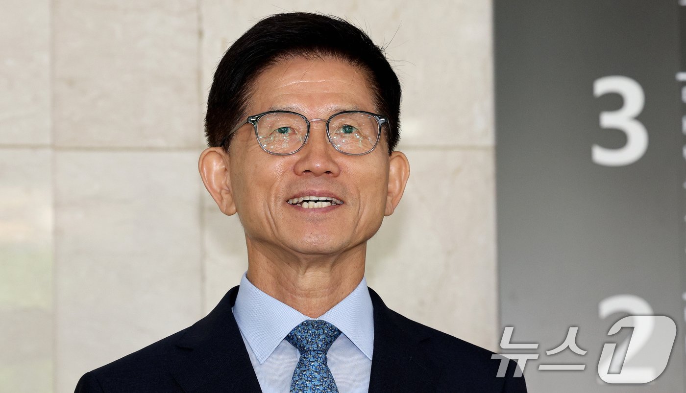 본문 이미지 - 김문수 고용노동부 장관 후보자가 1일 오전 서울 강남구 고용노동부 서울강남노동지청에 마련된 사무실로 출근하며 취재진 질문에 답변하고 있다. 2024.8.1/뉴스1 ⓒ News1 장수영 기자