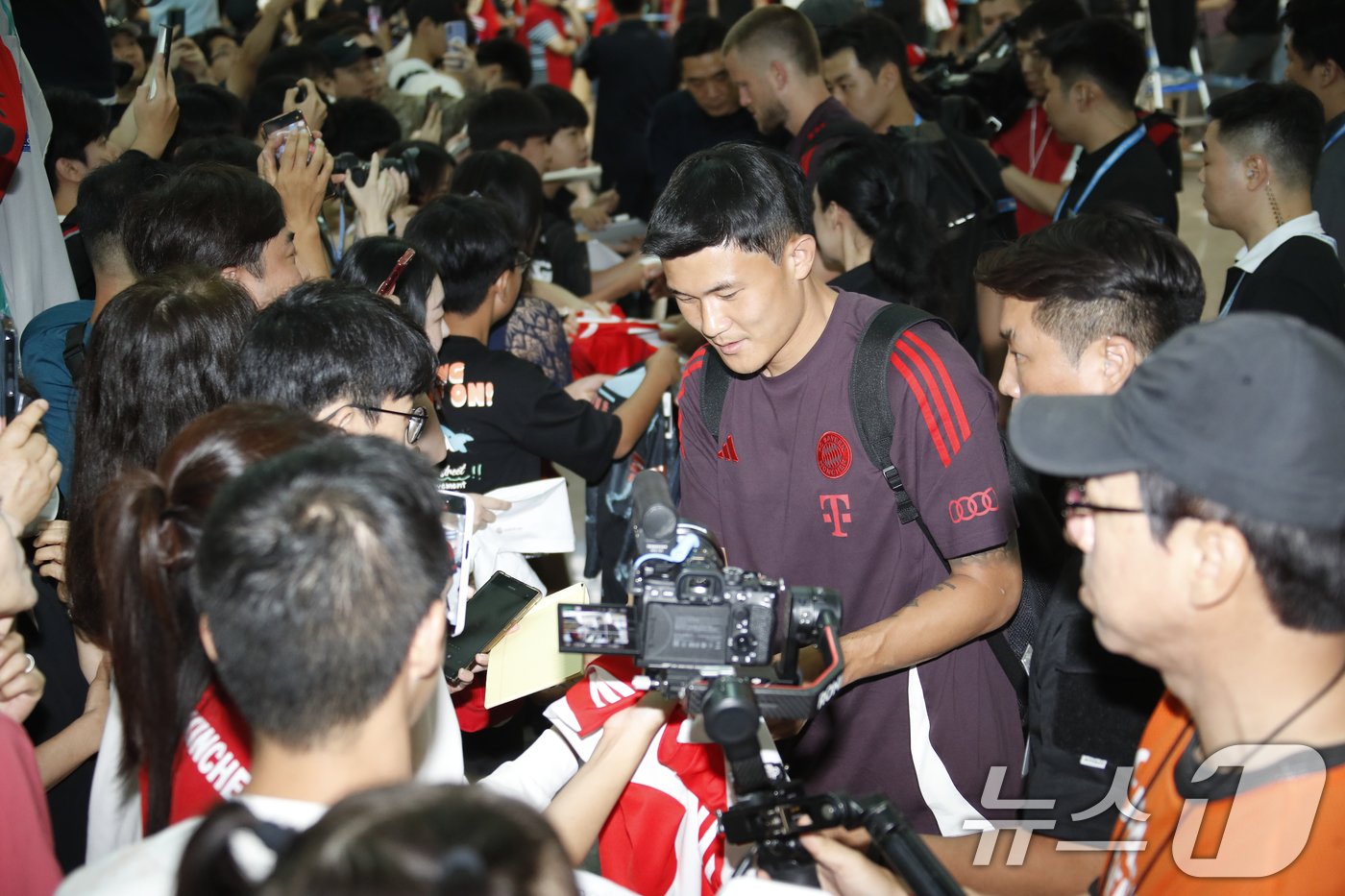 독일 프로축구 바이에른 뮌헨의 김민재가 1일 오후 프리 시즌 투어를 위해 인천국제공항 제1터미널에서 팬에게 사인을 해 주고 있다. 쿠팡플레이 시리즈에 참가하는 바이에른 뮌헨은 오는 3일 토트넘과 경기를 펼친다. 2024.8.1/뉴스1 ⓒ News1 권현진 기자