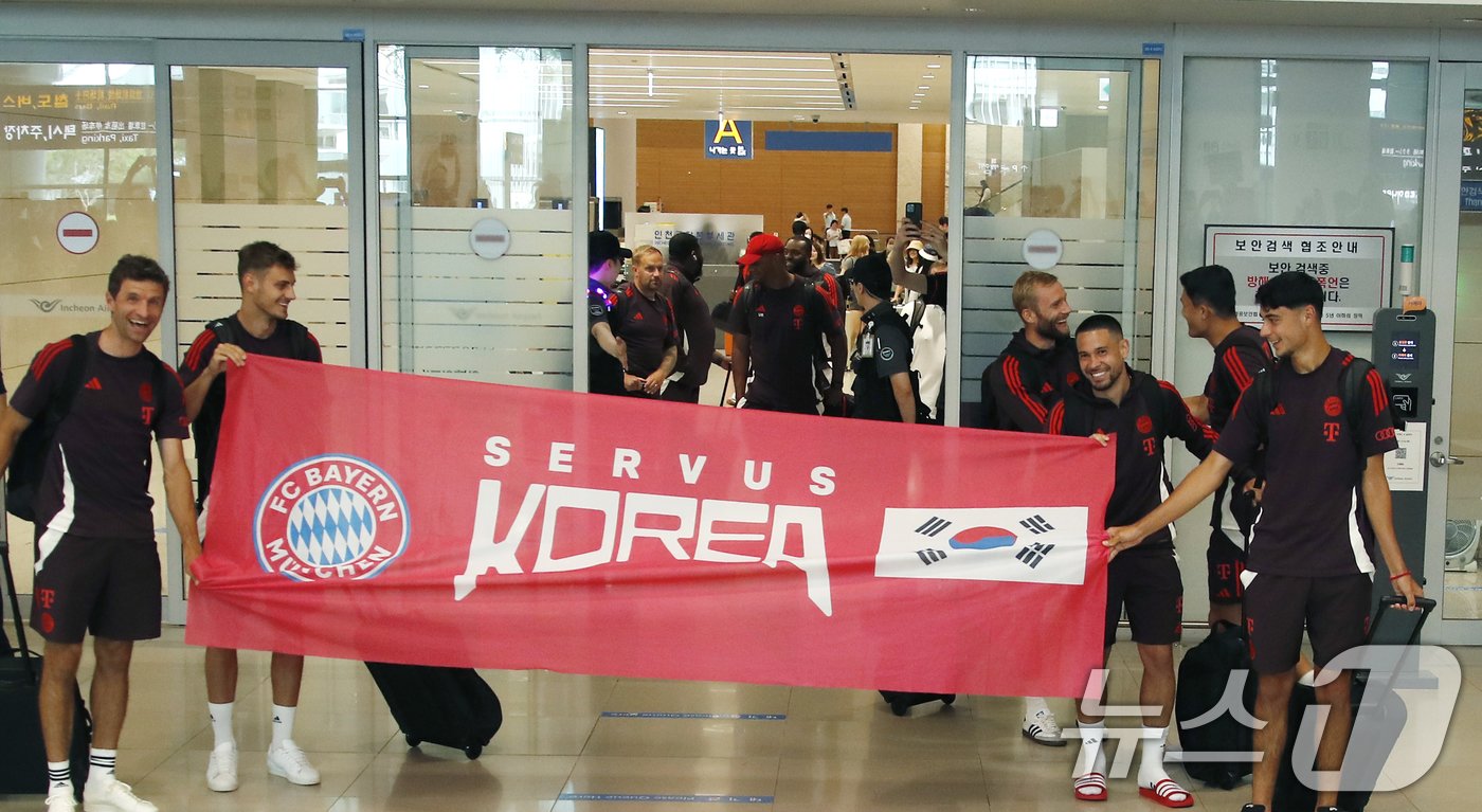 독일 프로축구 바이에른 뮌헨 선수단이 1일 오후 프리 시즌 투어를 위해 인천국제공항 제1터미널을 통해 입국하고 있다. 쿠팡플레이 시리즈에 참가하는 바이에른 뮌헨은 오는 3일 토트넘과 경기를 펼친다. 2024.8.1/뉴스1 ⓒ News1 권현진 기자