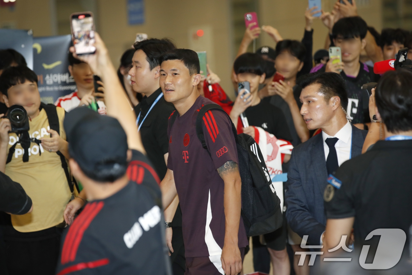 (인천공항=뉴스1) 권현진 기자 = 독일 프로축구 바이에른 뮌헨의 김민재가 선수단을 맞이하기 위해 1일 오후 인천국제공항 제1터미널 입국장으로 들어서고 있다. 쿠팡플레이 시리즈에 …