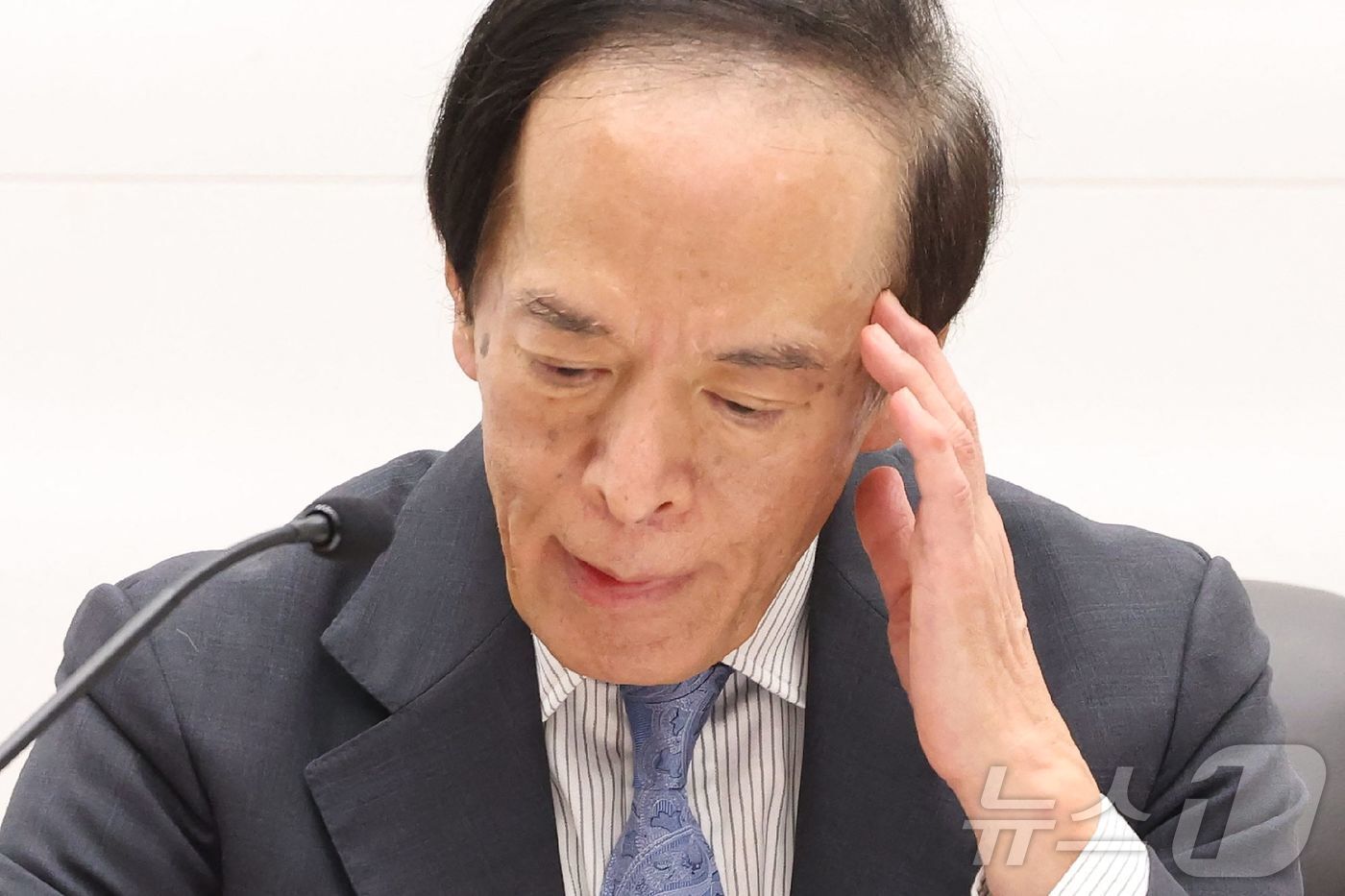 본문 이미지 - 우에다 가즈오 일본은행 총재가 31일 (현지시간) 도쿄에 있는 일본은행 본점에서 기준 금리를 전격 인상한 뒤 기자회견을 하고 있다. 2024.08.01 ⓒ AFP=뉴스1 ⓒ News1 우동명 기자