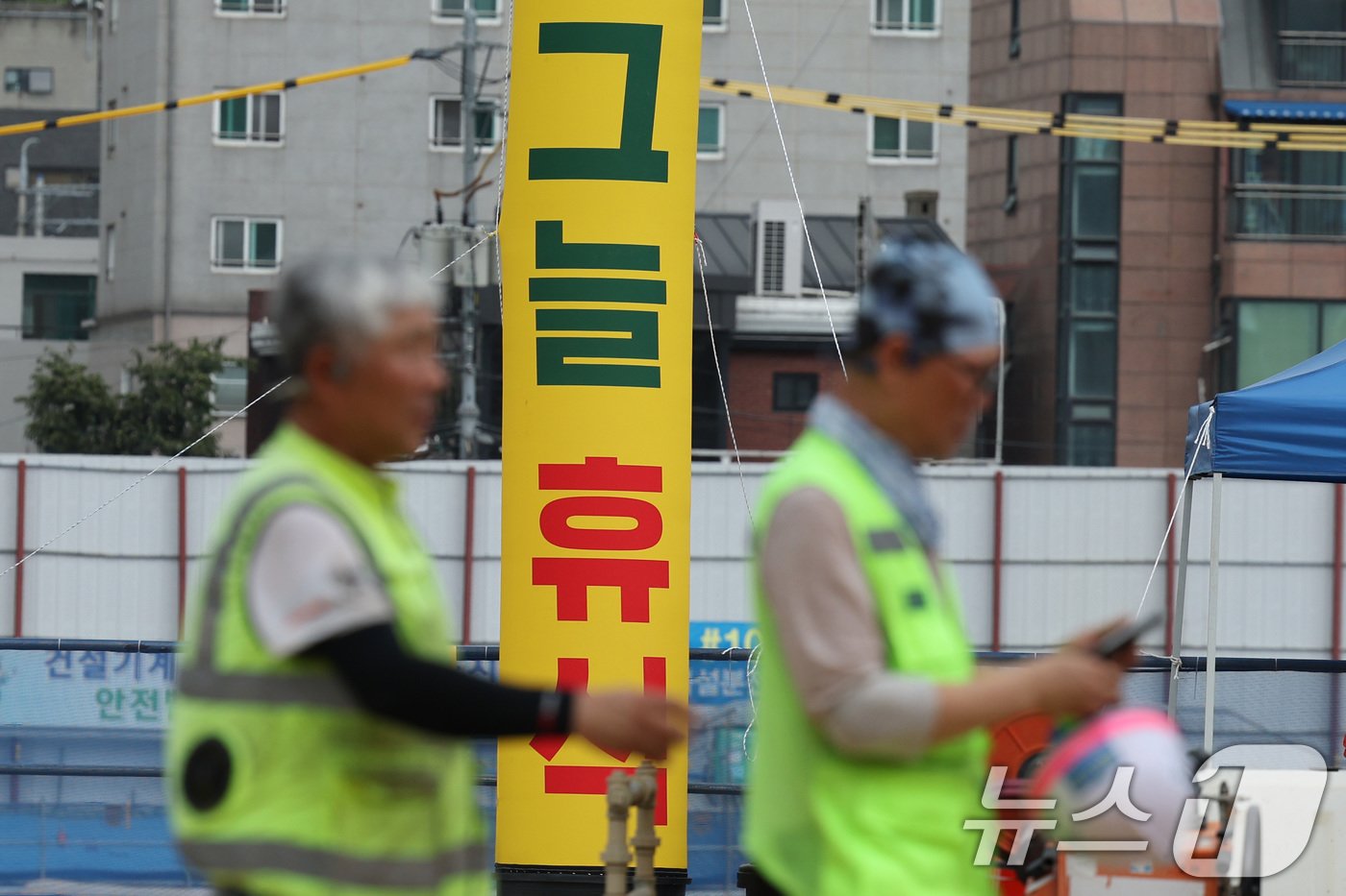 전국 대부분 지역에 폭염 경보가 내려진 1일 서울의 한 공사 현장에서 관계자들이 땡볕 아래 근무를 하고 있다. 전국적인 폭염이 절정에 이르면서 행정안전부는 지난 31일 폭염 위기경보 수준을 &#39;심각&#39; 단계로 격상하고 중앙재난안전대책본부 가동에 돌입했다. 2024.8.1/뉴스1 ⓒ News1 신웅수 기자