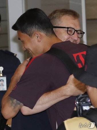 본문 이미지 - 독일 프로축구 바이에른 뮌헨의 김민재가 1일 오후 인천국제공항 입국장에서 회네스 뮌헨 회장과 인사를 나누고 있다. 2024.8.1/뉴스1 ⓒ News1 권현진 기자
