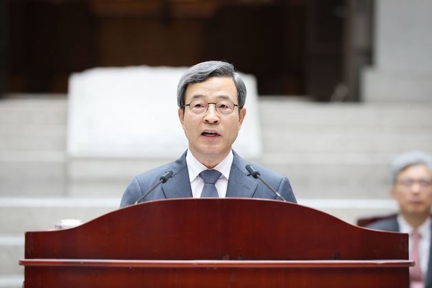 새 양형위원장에 이동원 전 대법관…10기 양형위 첫 회의