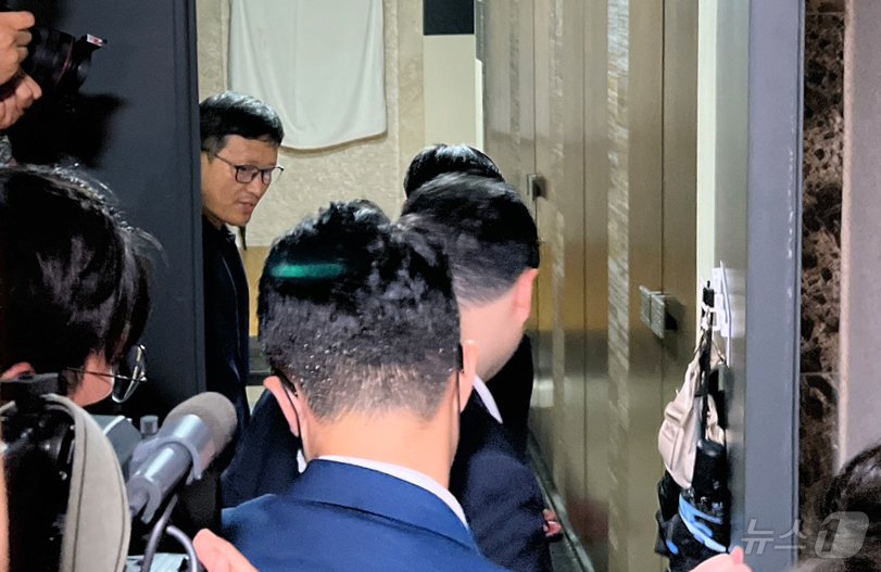 본문 이미지 - 구영배 큐텐그룹 대표가 1일 오후 검찰의 자택 압수수색 협조를 위해 검찰 관계자들과 함께 자택으로 들어가고 있다. 서울중앙지검 전담수사팀(팀장 이준동 반부패수사1부장)은 오늘(1일) 오전부터 구영배 대표의 자택과 사무실, 서울 강남의 티몬과 위메프 본사 등에 대한 압수수색을 진행하고 있다. 2024.8.1/뉴스1 ⓒ News1 김민재 기자