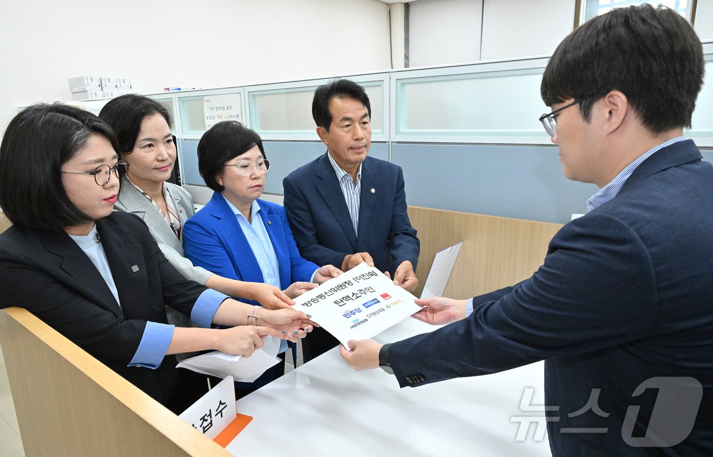 용혜인&#40;왼쪽부터&#41; 기본소득당 대표, 이해민 조국혁신당, 김현 더불어민주당, 윤종오 진보당 의원이 1일 오후 서울 여의도 국회에서 이진숙 방송통신위원장 탄핵소추안을 의안과에 제출하고 있다. 2024.8.1/뉴스1 ⓒ News1 국회사진취재단