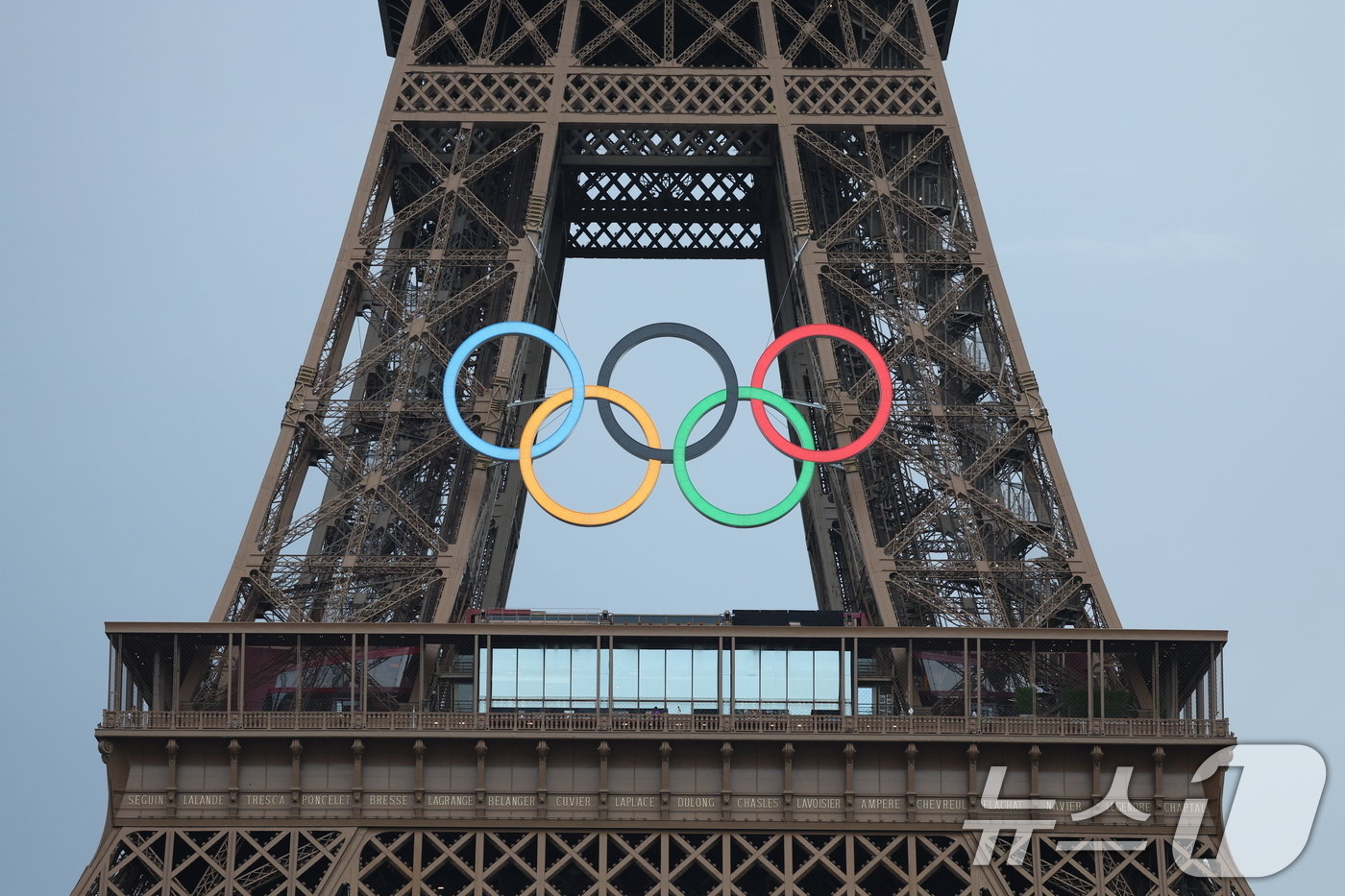 본문 이미지 - 2024 파리올림픽이 열리고 있는 1일(한국시간) 프랑스 파리 에펠탑에 오륜기 조형물이 걸려 있다. 2024.8.1/뉴스1 ⓒ News1 박정호 기자