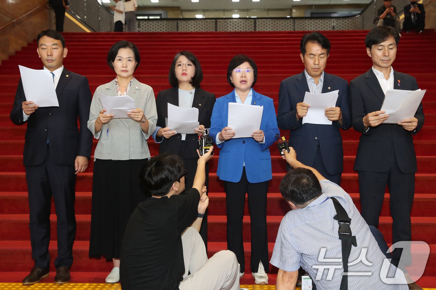 국회 과학기술정보벙송통신위원회 소속 야당 의원들이 1일 오후 서울 여의도 국회에서 이진숙 방송통신위원장 탄핵소추안 제출 공동기자회견을 하고 있다. 2024.8.1/뉴스1 ⓒ News1 이광호 기자