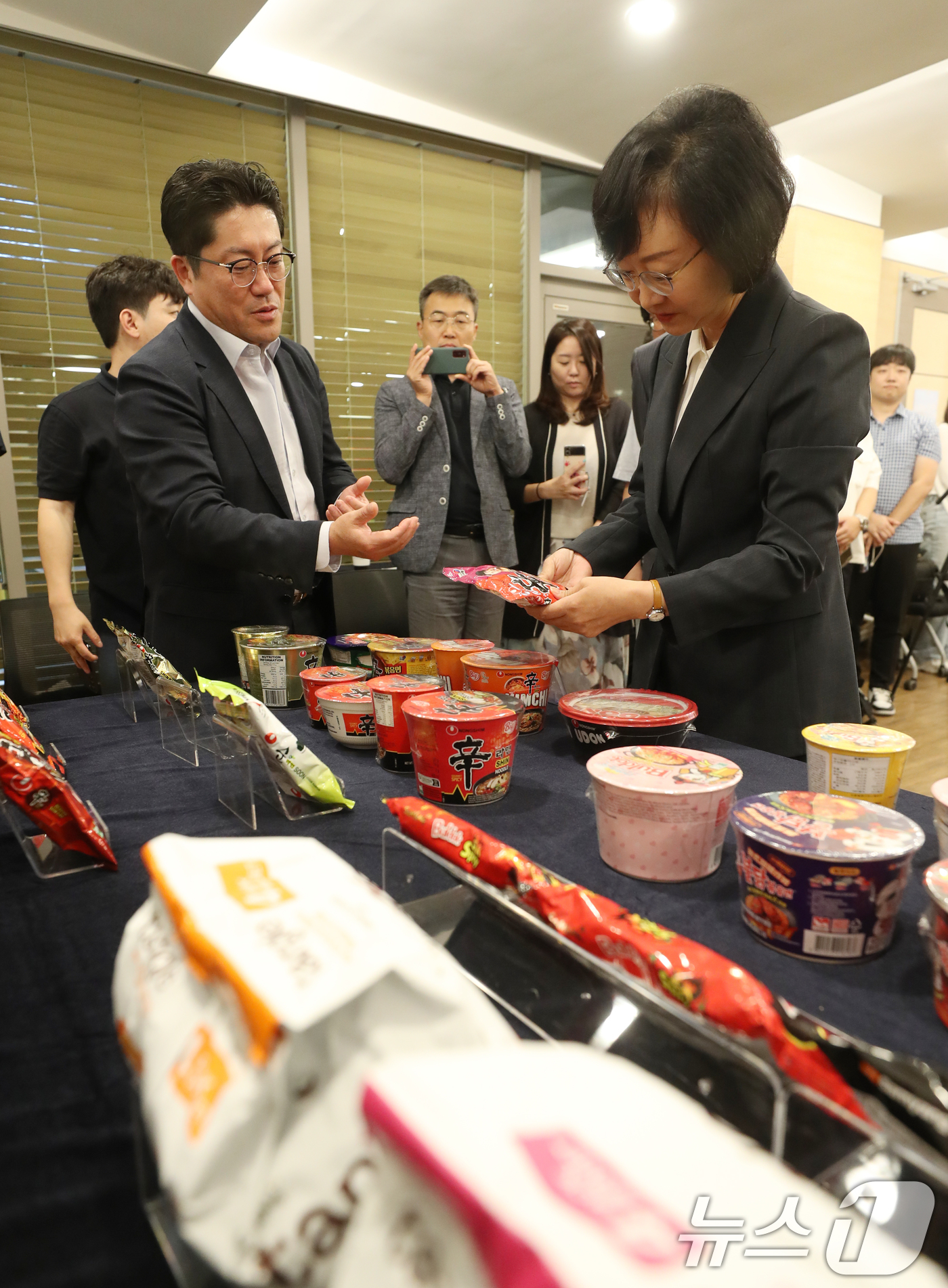 (의왕=뉴스1) 김영운 기자 = 오유경 식품의약품안전처장이 1일 오후 경기 의왕시 한국식품과학연구원에서 열린 '규제외교를 통한 K-라면 해외진출 지원 간담회'에 앞서 라면 수출제품 …