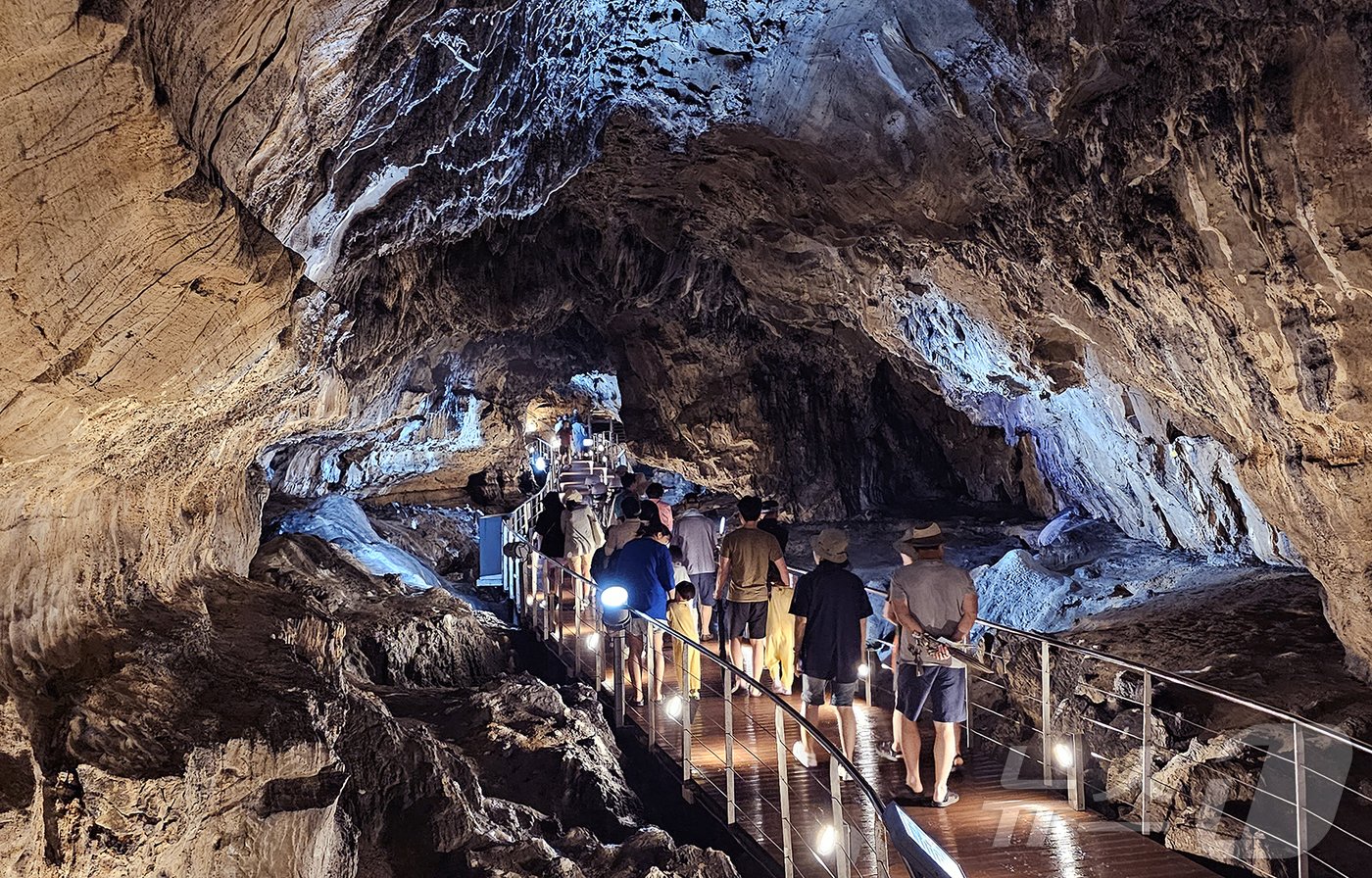 본문 이미지 - 1일 오후 강원도 평창군 대화면 땀띠공원 일원에서 열린 ‘2024년 평창더위사냥축제’를 찾은 피서객들이 광천선굴을 둘러보며 무더위를 식히고 있다. (평창군 제공) 2024.8.1/뉴스1