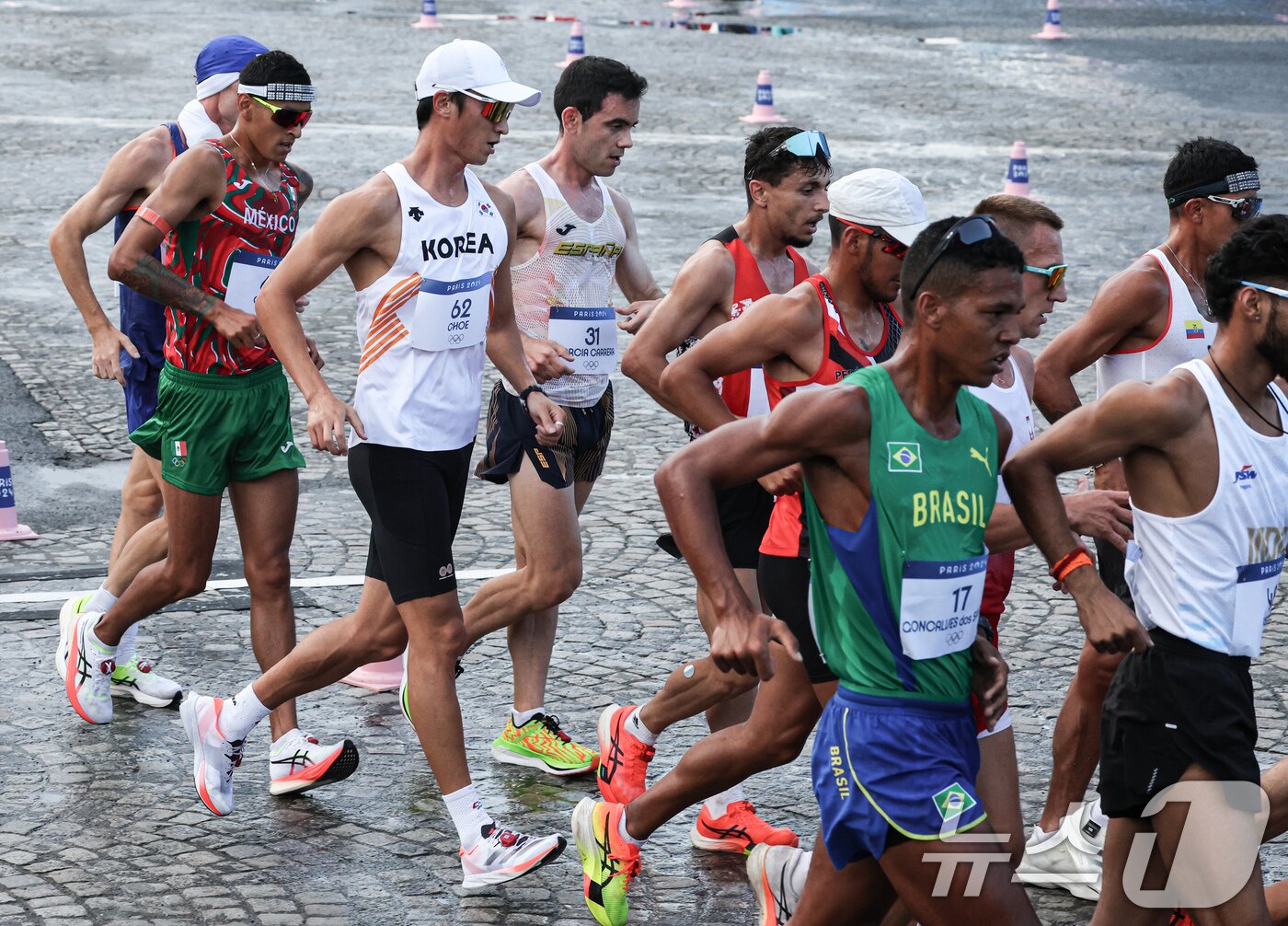 본문 이미지 - 대한민국 육상대표팀 최병광 선수가 1일 오후(한국시간) 프랑스 파리 에펠탑 앞 트로카데로에서 진행된 2024 파리올림픽 남자 경보 20km 결승에서 힘차게 달리고 있다. 2024.8.1/뉴스1 ⓒ News1 박정호 기자