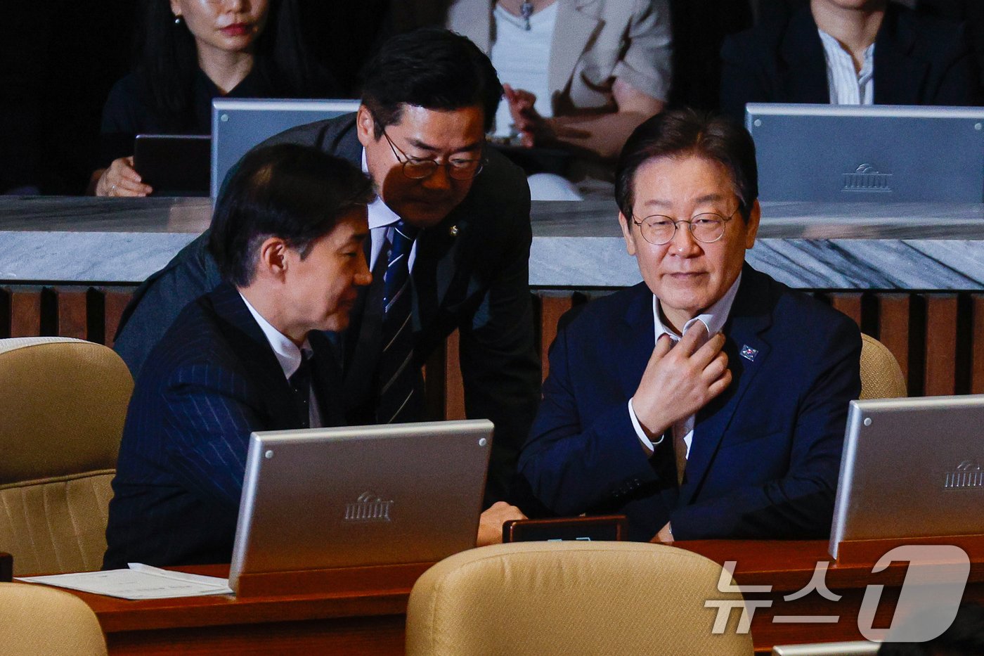 조국 조국혁신당 대표&#40;왼쪽부터&#41;, 박찬대 더불어민주당 대표 직무대행 겸 원내대표, 이재명 의원이 1일 오후 서울 여의도 국회에서 열린 제416회국회&#40;임시회&#41; 제2차 본회의에서 &#39;전국민 25만원 지원법&#39; 무제한 토론 중 대화하고 있다. 2024.8.1/뉴스1 ⓒ News1 안은나 기자