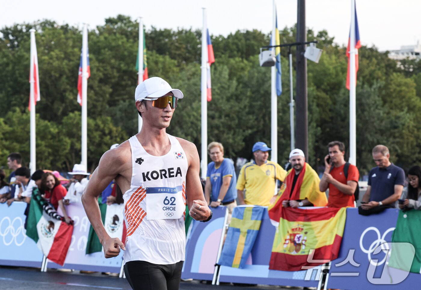 본문 이미지 - 대한민국 육상대표팀 최병광 선수가 1일 오후(한국시간) 프랑스 파리 에펠탑 앞 트로카데로에서 진행된 2024 파리올림픽 남자 경보 20km 결승에서 힘차게 달리고 있다. 2024.8.1/뉴스1 ⓒ News1 박정호 기자