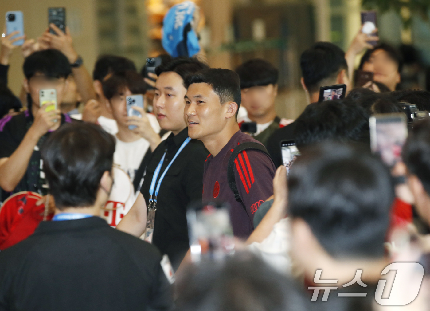 (인천공항=뉴스1) 권현진 기자 = 독일 프로축구 바이에른 뮌헨의 김민재가 선수단을 맞이하기 위해 1일 오후 인천국제공항 제1터미널 입국장으로 들어서고 있다.쿠팡플레이 시리즈에 참 …