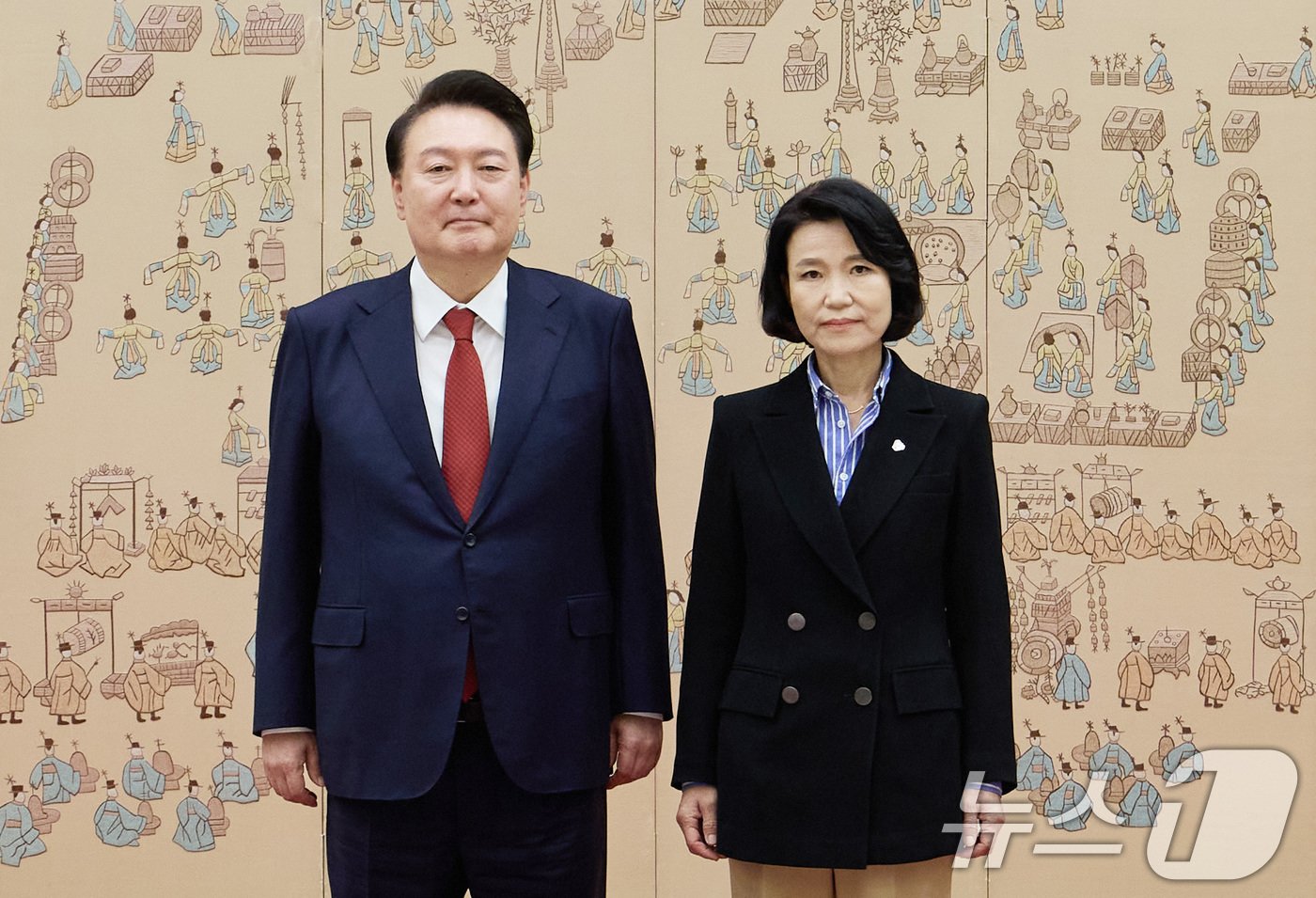 본문 이미지 - 윤석열 대통령이 1일 서울 용산 대통령실 청사 자유홀에서 열린 방송통신위원장 임명장 수여식에서 이진숙 방송통신위원장에게 임명장을 수여한 뒤 기념촬영을 하고 있다. (대통령실 제공) 2024.8.1/뉴스1 ⓒ News1 박지혜 기자