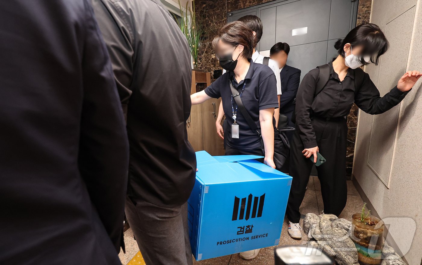 본문 이미지 - 검찰 관계자들이 1일 티몬 위메프 정산대금 지연사태 관련한 구영배 큐텐 그룹 대표 자택 압수수색 후 압수품을 챙겨 나서고 있다. 2024.8.1/뉴스1 ⓒ News1 김도우 기자