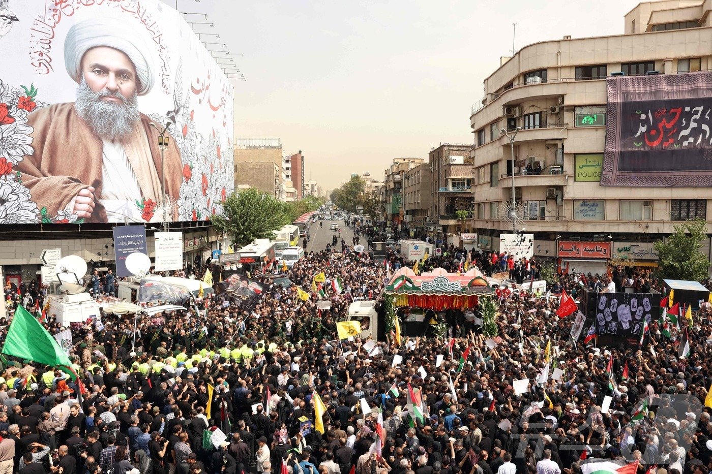 본문 이미지 - 이란인들이 1일 테헤란에서 숨진 하마스 지도자 이스마일 하니예의 장례식을 치르고 있다. 2024.08.01 ⓒ AFP=뉴스1 ⓒ News1 김종훈기자