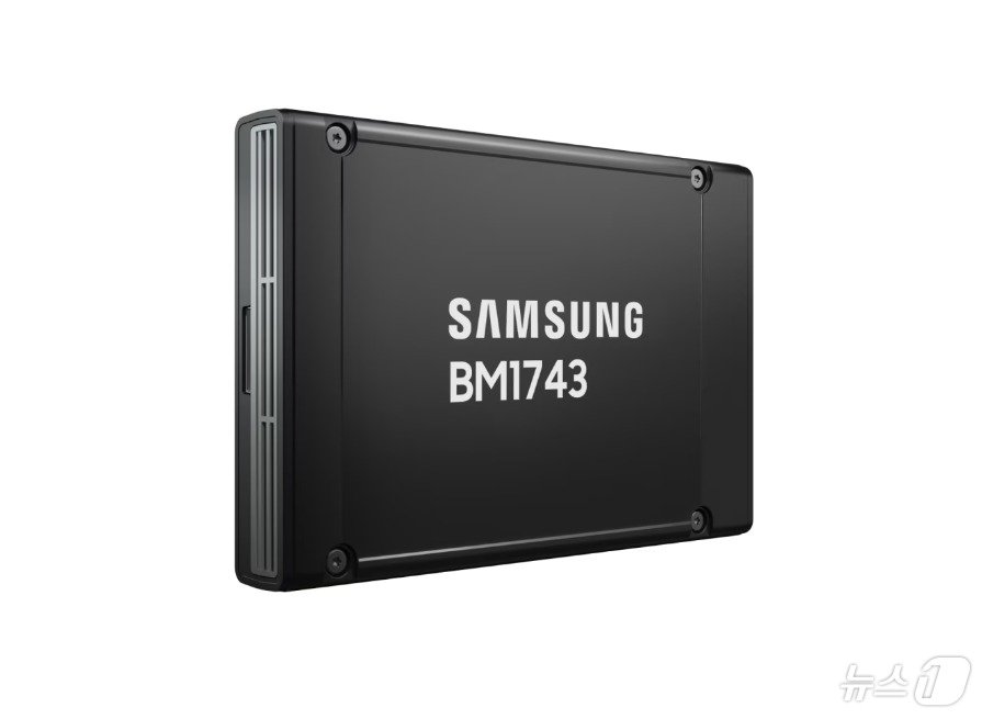 본문 이미지 - 삼성전자의 서버용 eSSD.(삼성전자 제공) ⓒ News1 한재준 기자