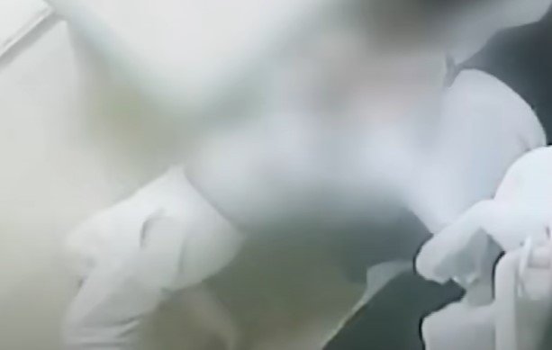본문 이미지 - 보육교사 B 씨가 아이를 학대하는 모습이 CCTV에 고스란히 남았다. (JTBC '사건반장')