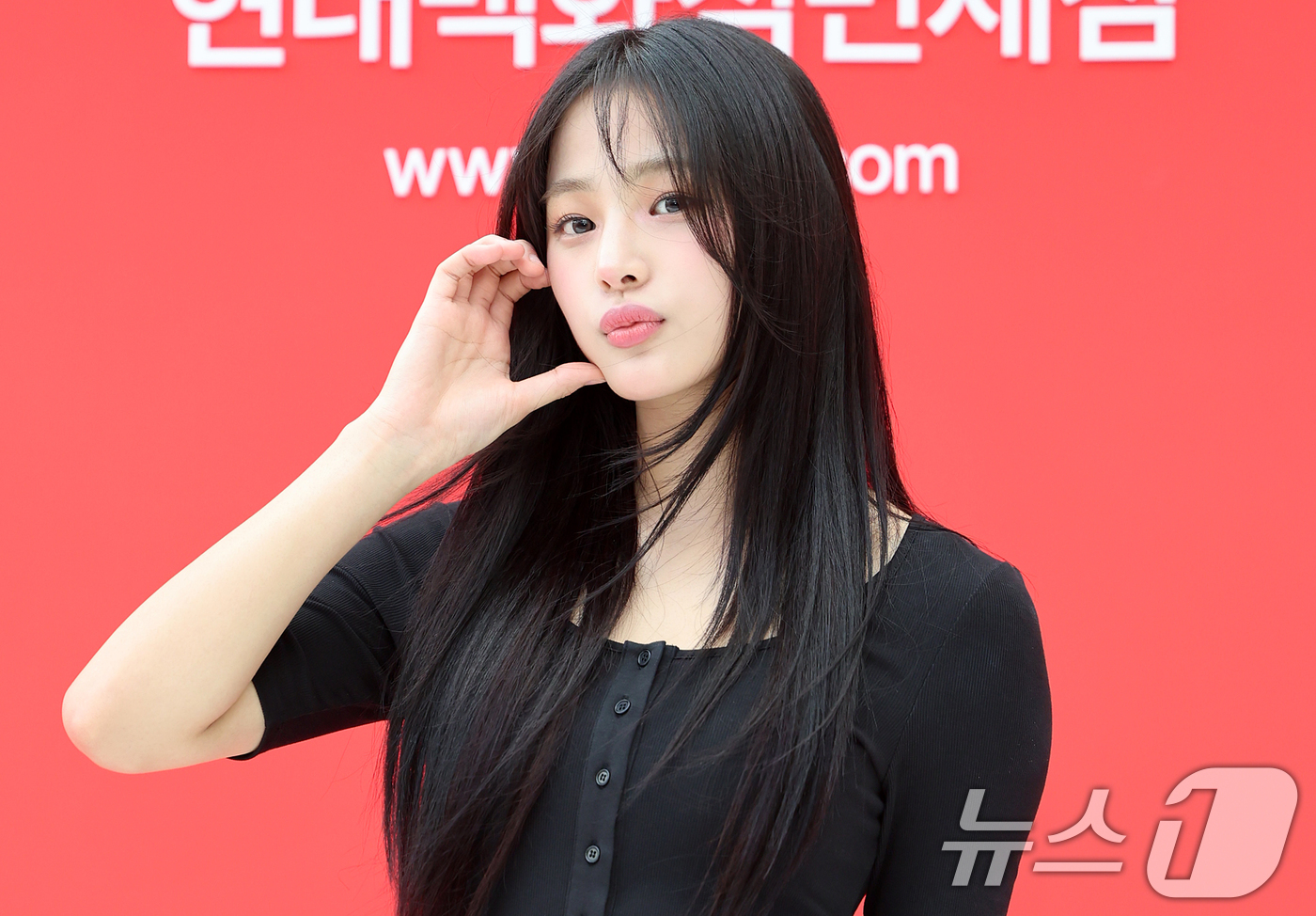 (서울=뉴스1) 김진환 기자 = 걸그룹 뉴진스 민지가 1일 오후 서울 중구 을지로 현대백화점면세점에서 열린 포토행사에 참석해 포즈를 취하고 있다. 2024.8.1/뉴스1