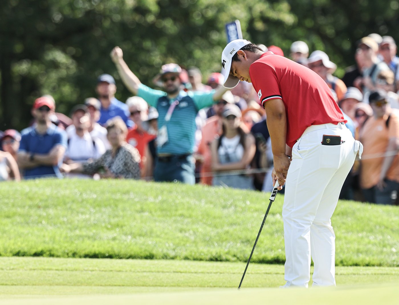 본문 이미지 - 대한민국 골프대표팀 김주형이 1일(한국시간) 프랑스 파리 기앙쿠르에 위치한 르 골프 내셔널에서 열린 2024 파리올림픽 남자 골프 1라운드 3번홀에서 퍼팅을 시도하고 있다. 2024.8.1/뉴스1 ⓒ News1 이동해 기자