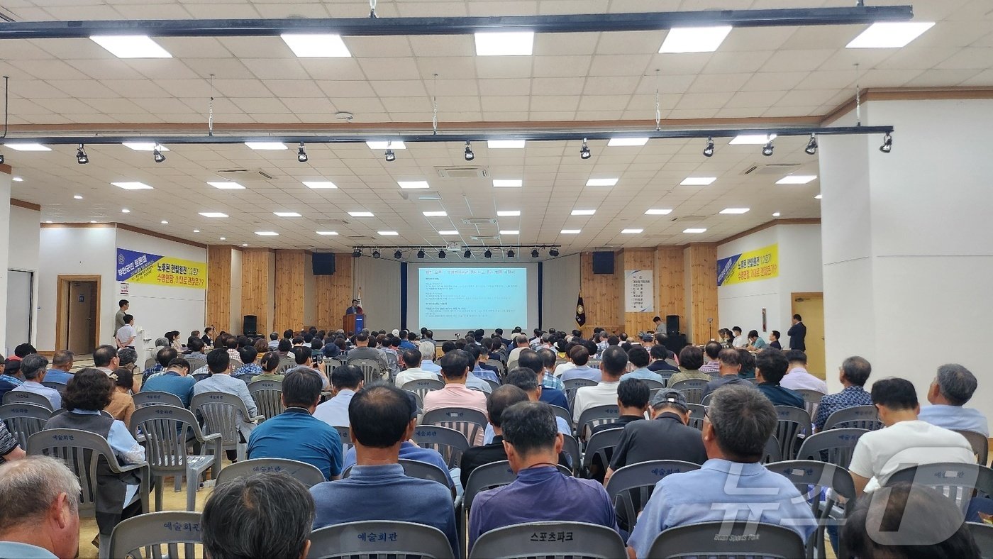 본문 이미지 - 한병섭 한국원자력안전방재연구소장이 1일 부안예술회관에서 열린 '한빛원전 1,2호기 이대로 안전한가' 군민토론회에서 '방사선영양평가 초안검토'를 주제로 주민들에게 설명하고 있다.2024.8.1/뉴스1 ⓒ News1 박제철 기자