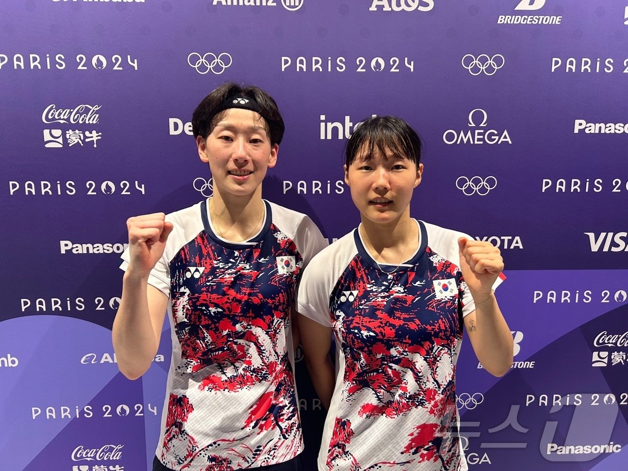 본문 이미지 -   2024 파리 올림픽 배드민턴 여자복식 8강 탈락 후 마지막으로 취재진 앞에 선 이소희(오른쪽)와 백하나. 2024.8.1/뉴스1 ⓒ News1 문대현 기자