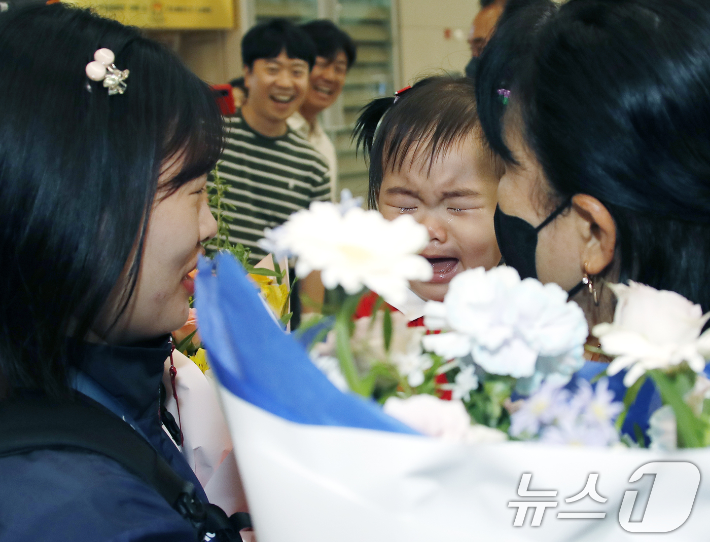 (인천공항=뉴스1) 권현진 기자 = 사격 국가대표 금지현의 딸 정서아 양이 1일 인천국제공항에서 입국한 엄마를 보자마자 울음을 터뜨리고 있다.금지현은 박하준과 함께 27일(현지시간 …