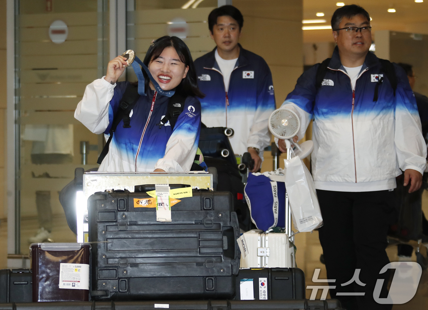 (인천공항=뉴스1) 권현진 기자 = 사격 국가대표 금지현(왼쪽)이 올림픽 일정을 마치고 1일 인천국제공항을 통해 프랑스 파리에서 입국하고 있다.금지현은 박하준과 함께 27일(현지시 …