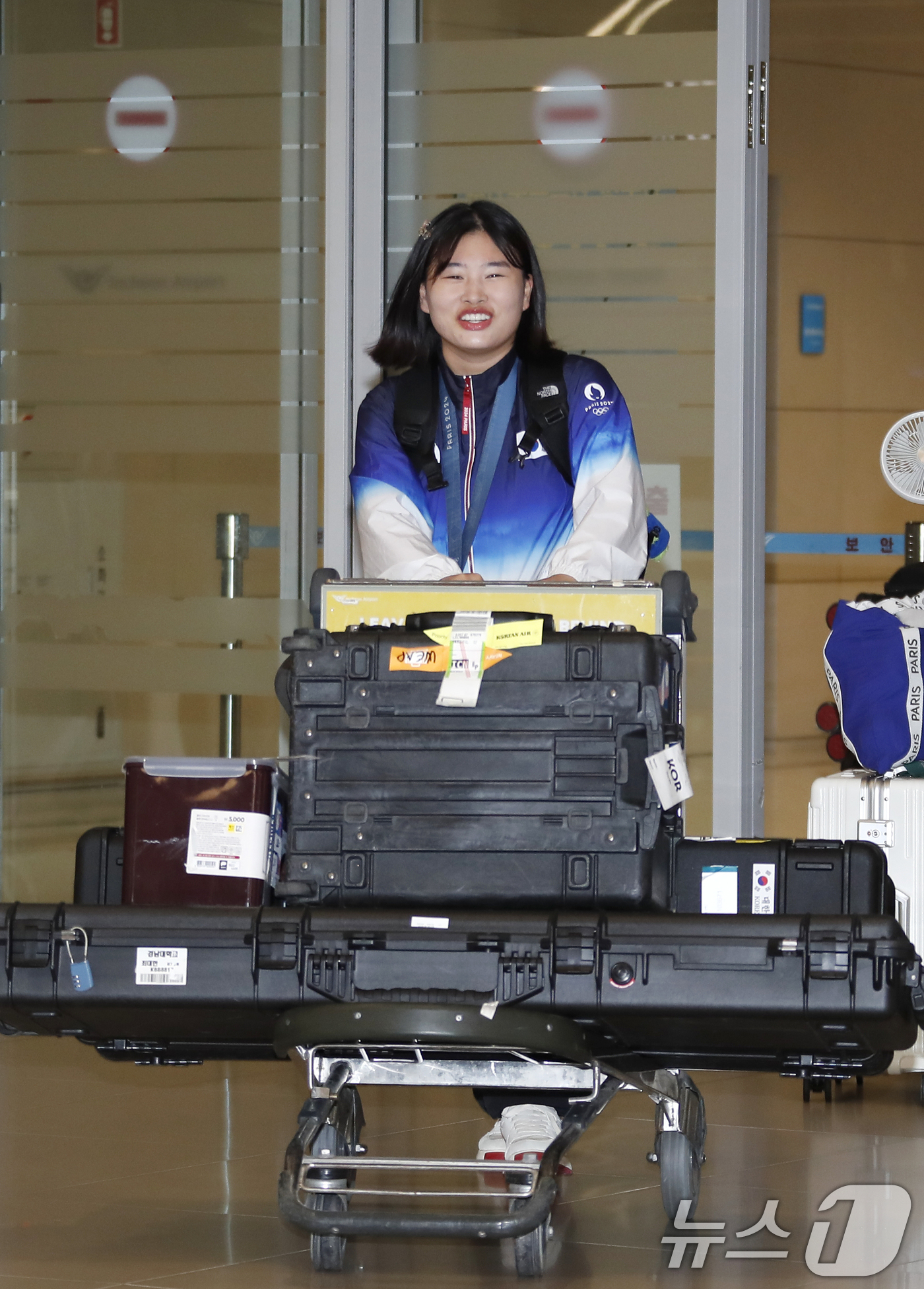 (인천공항=뉴스1) 권현진 기자 = 사격 국가대표 금지현(왼쪽)이 올림픽 일정을 마치고 1일 인천국제공항을 통해 프랑스 파리에서 입국하고 있다.금지현은 박하준과 함께 27일(현지시 …