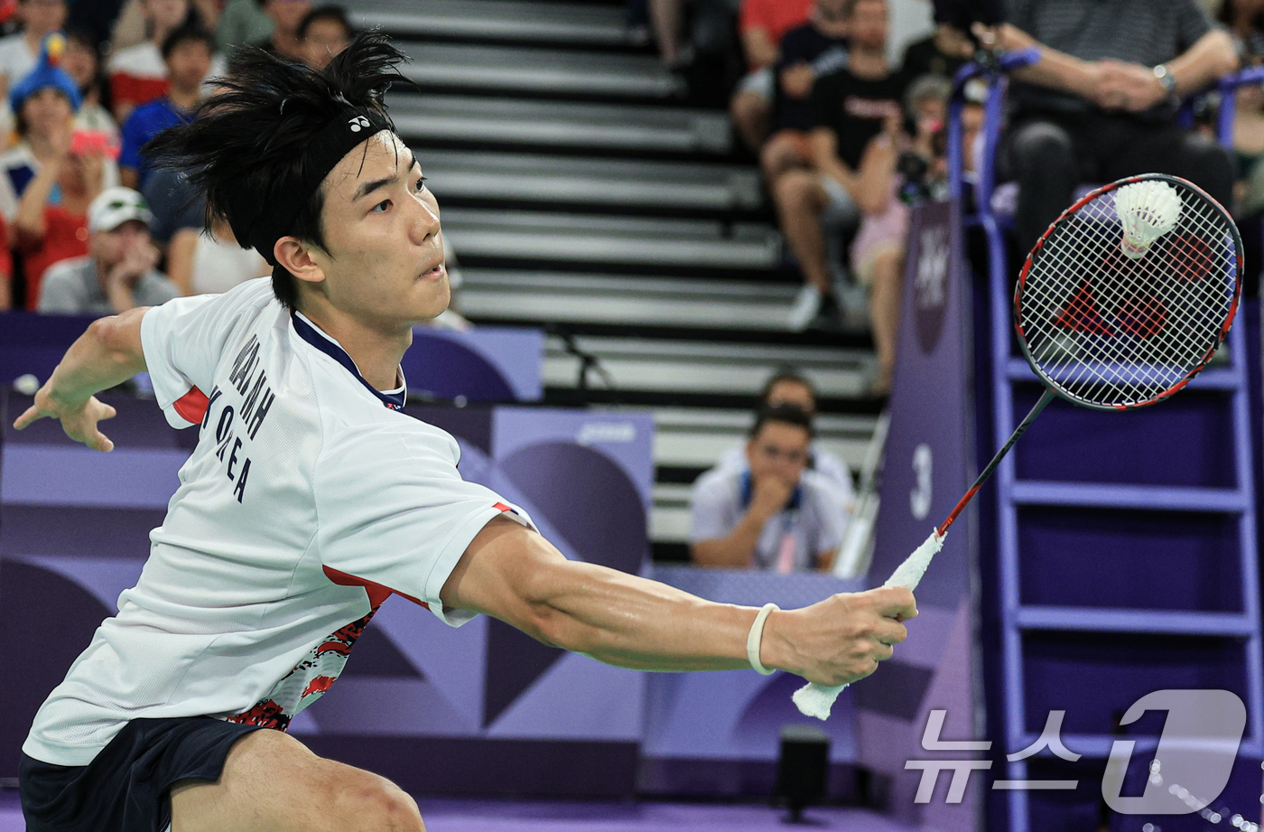 (파리(프랑스)=뉴스1) 박정호 기자 = 대한민국 배드민턴 대표팀 강민혁 선수가 1일 오후(한국시간) 프랑스 파리 라 샤펠 아레나에서 열린 배드민턴 남자 복식 8강에서 덴마크의 앤 …