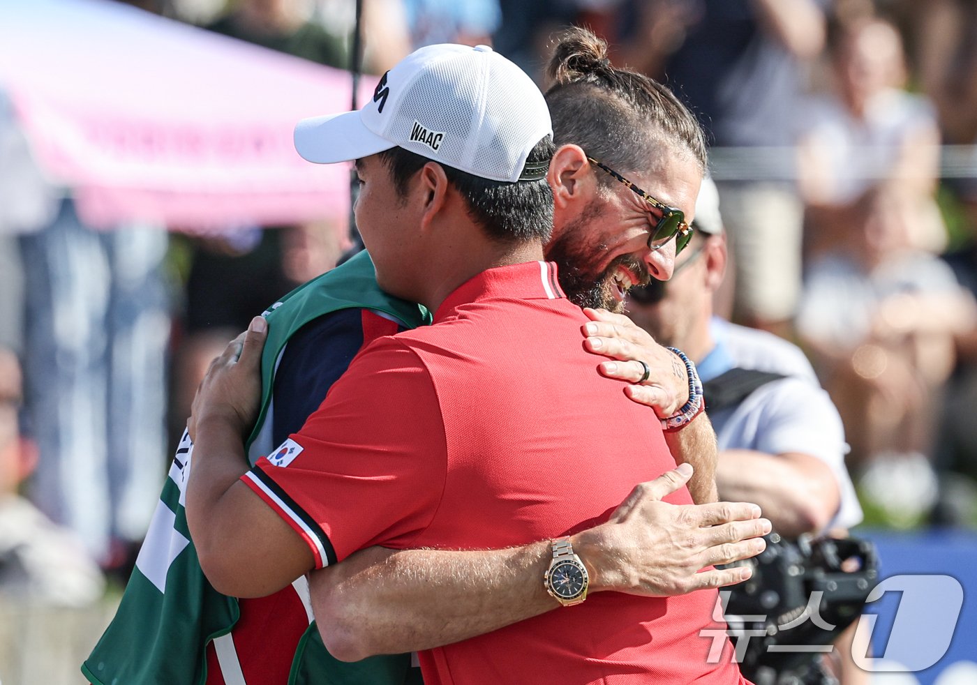 본문 이미지 - '미국 수영 영웅' 마이클 펠프스가 1일(한국시간) 프랑스 파리 기앙쿠르에 위치한 르 골프 내셔널에서 열린 2024 파리올림픽 남자 골프 1라운드에서 대한민국 김주형과 인사하고 있다. 2024.8.1/뉴스1 ⓒ News1 이동해 기자