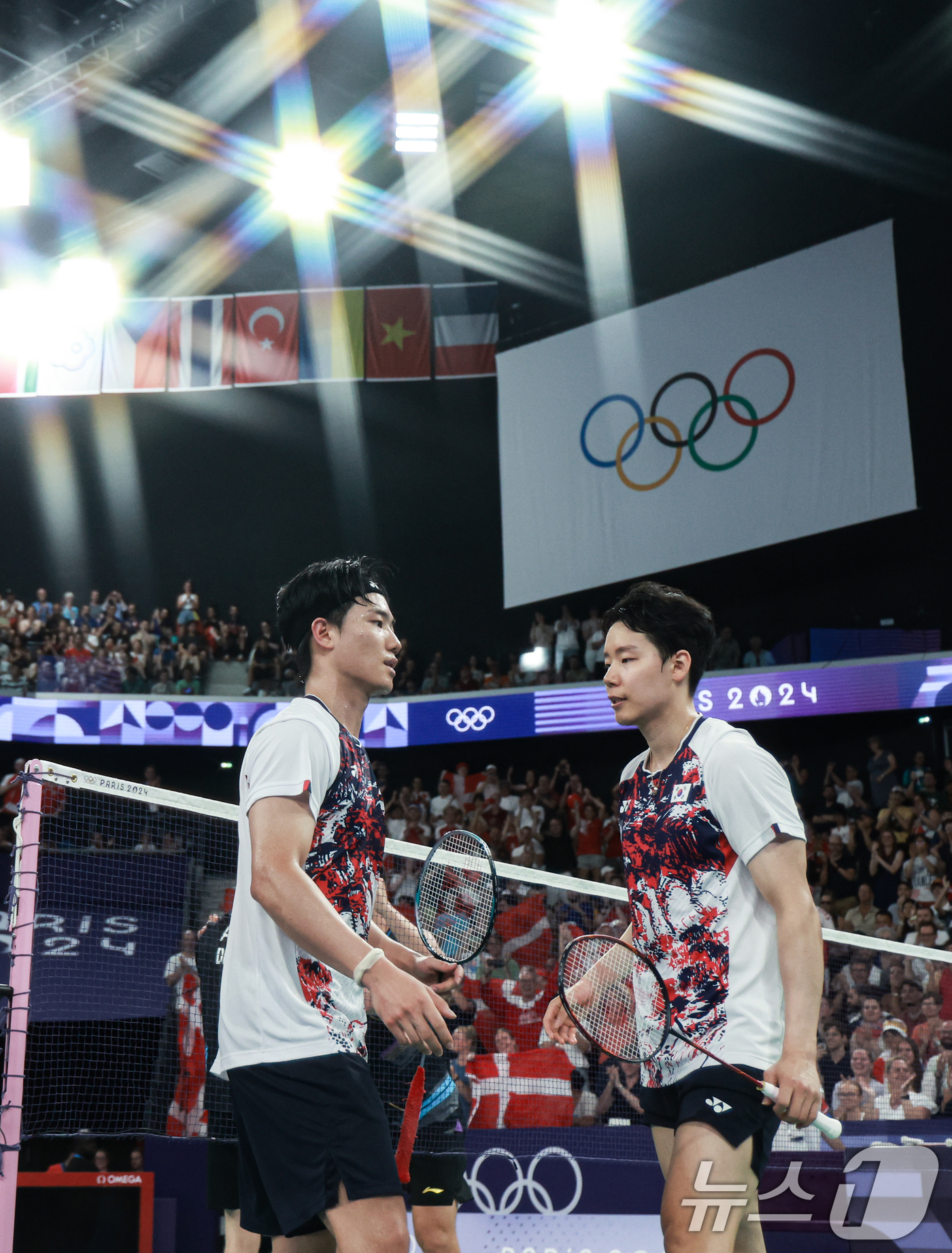 (파리(프랑스)=뉴스1) 이동해 기자 = 대한민국 배드민턴 대표팀 서승재, 강민혁 선수가 1일 오후(한국시간) 프랑스 파리 라 샤펠 아레나에서 열린 배드민턴 남자 복식 8강 덴마크 …